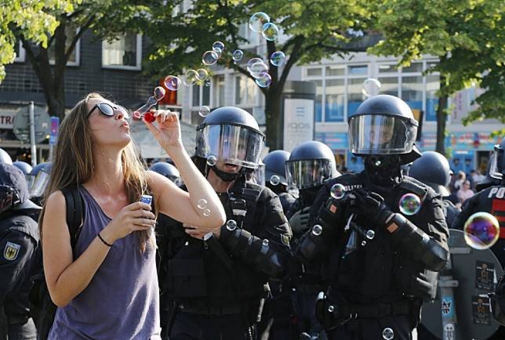 抗議民眾向警察吹泡泡。（美聯社）