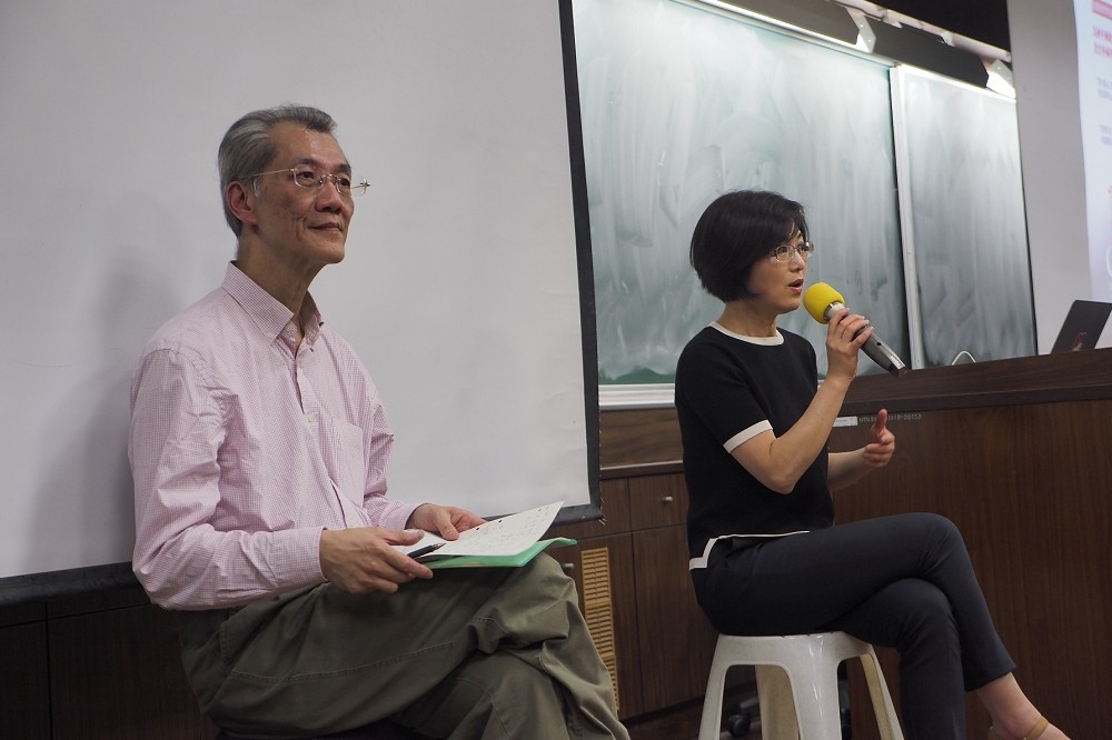 作者認為，明居正教授（左）的「爆紅」，突顯了台灣人某種焦慮與矛盾。（資料照片）