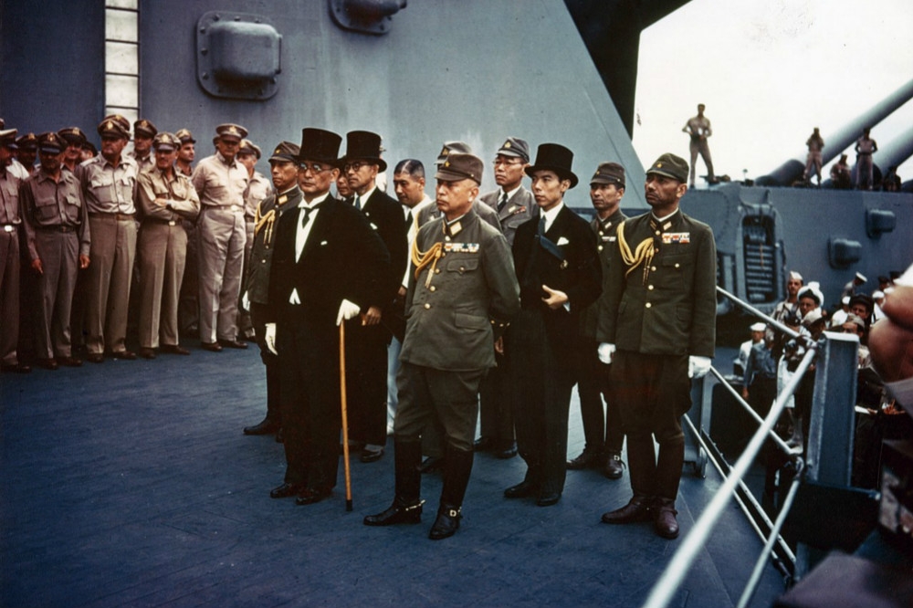 由首相重光葵（高帽者）帶領、登上密蘇里號戰艦簽字投降的日本代表團。（圖片取自美國陸軍）