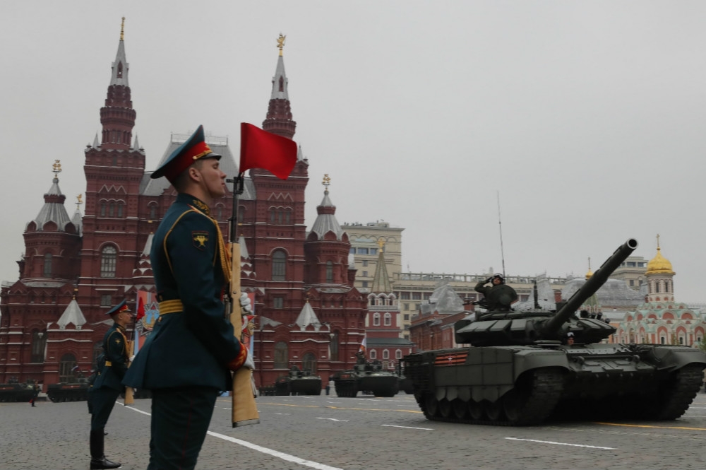 駛過莫斯科紅場的T-72主力坦克和儀仗隊。（湯森路透）
