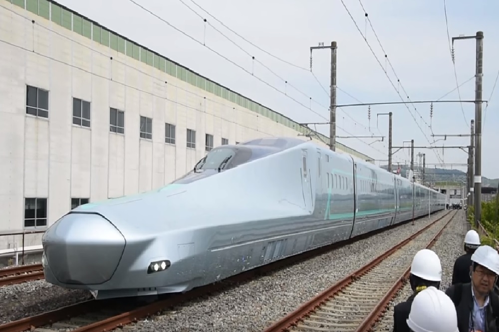 日本新幹線列車「ALFA-X」首次登場。（取自Youtube）