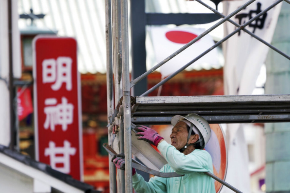 面臨嚴重高齡與少子化的日本，近年在情勢所逼之下，逐步開放外籍藍領工人入境。（美聯社）