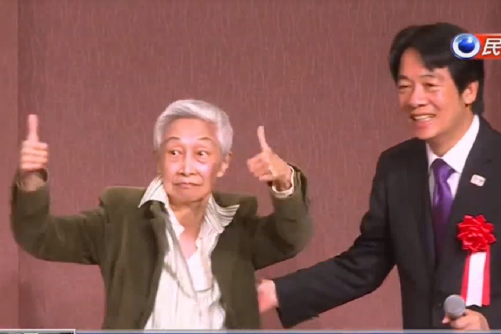 前國策顧問金美齡12日出席賴清德在東京的演講，並上台和他握手、熱情擁抱。（取自民視YouTube）