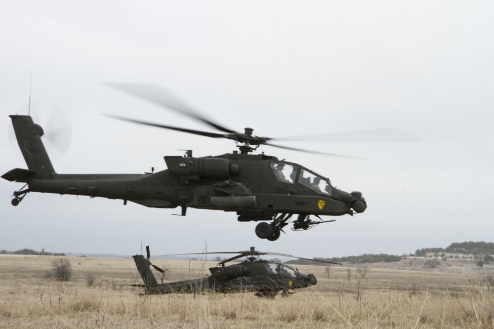 兩架美軍現役AH-64E型阿帕契直升機。（圖片取自美國陸軍）