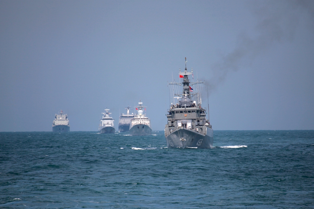 「中國-東南亞國家的海上聯演-2019」於4月24至26日登場；圖為參演各艦進行編隊運動演練。 （中新社）