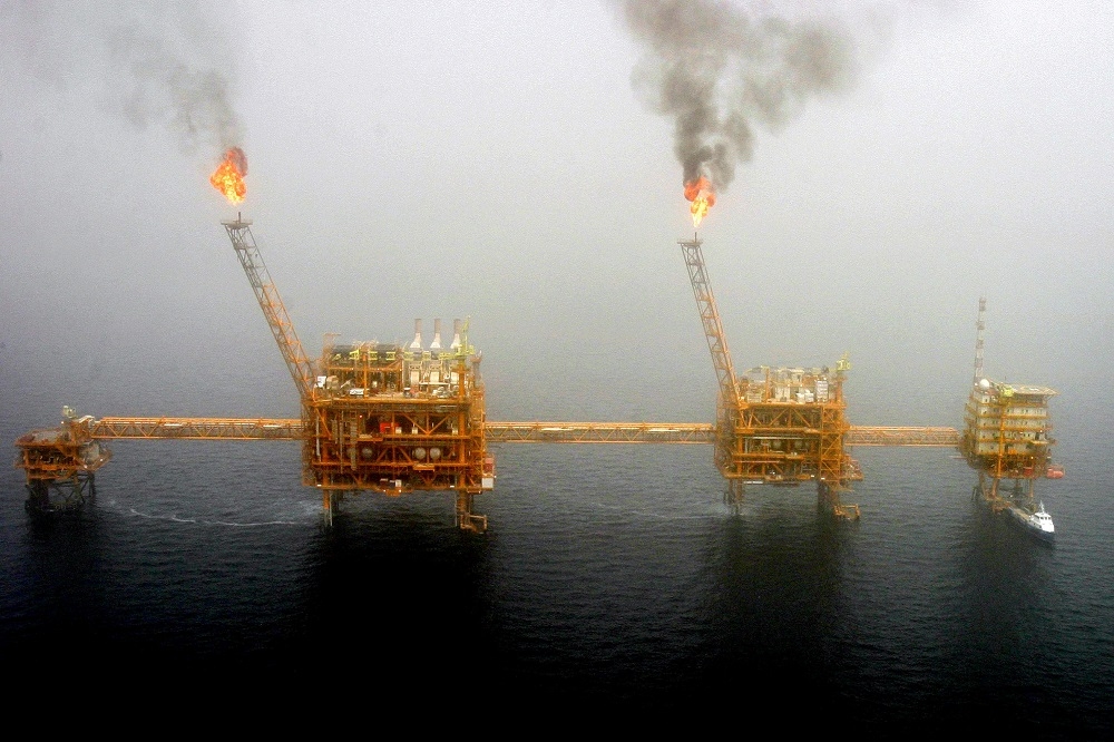 伊朗首都德黑蘭以南的波斯灣索羅什油田（Soroush oil field）。（湯森路透）