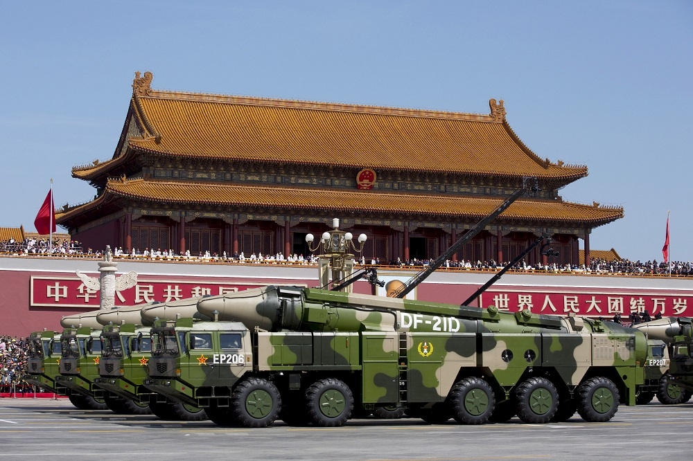中國北京天安門廣場前舉行閱兵儀式。（湯森路透）