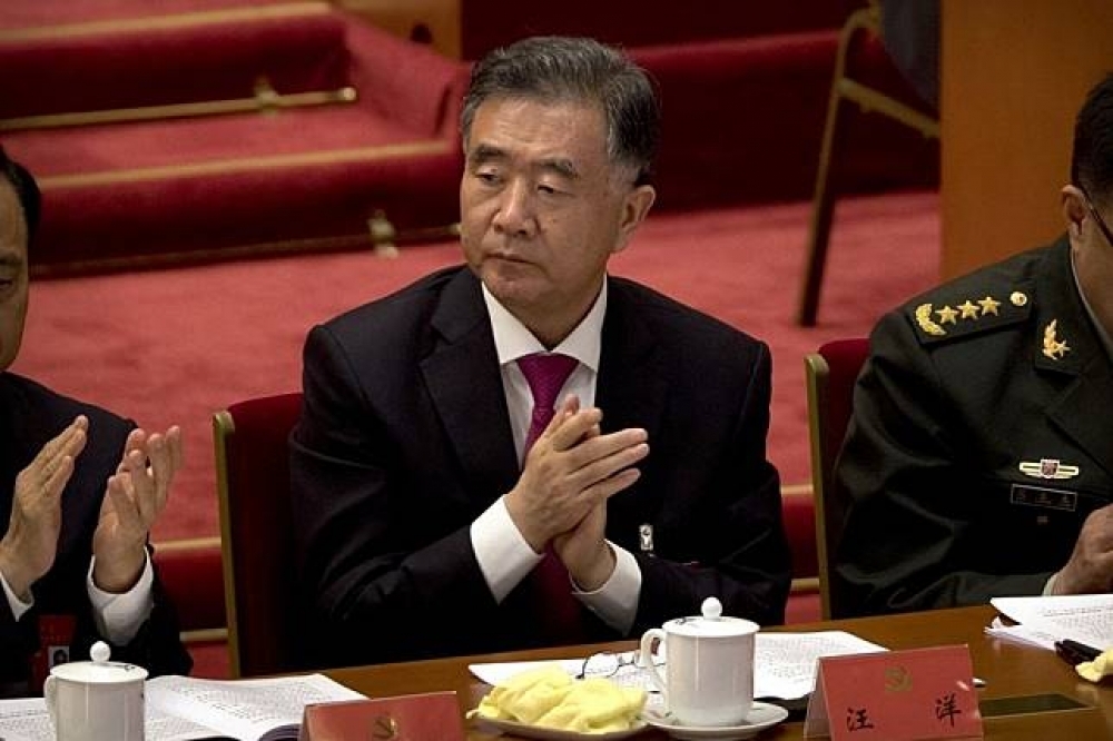 中國全國政協主席汪洋16日接見台企聯會員，延續近來在涉台場合談話，重提和平統一與九二共識論調，並堅持一個中國原則。（美聯社）