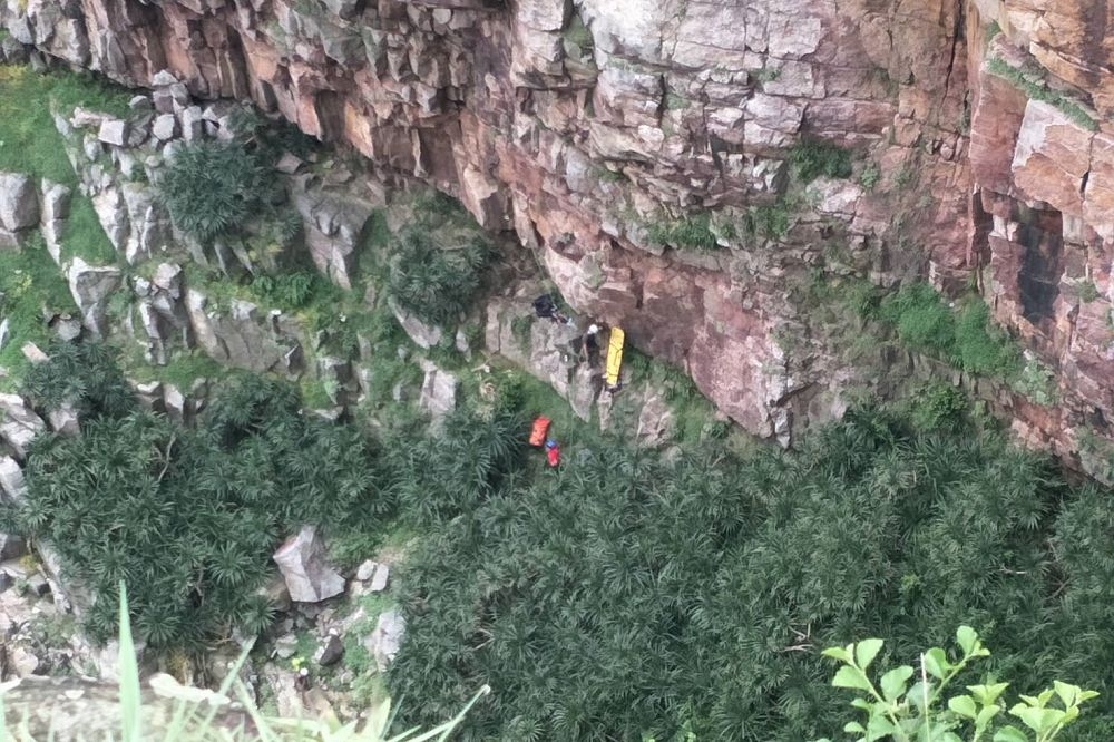 新北市貢寮區龍洞攀岩場傳出2名遊客摔落50米深的山崖。（新北市消防局提供）