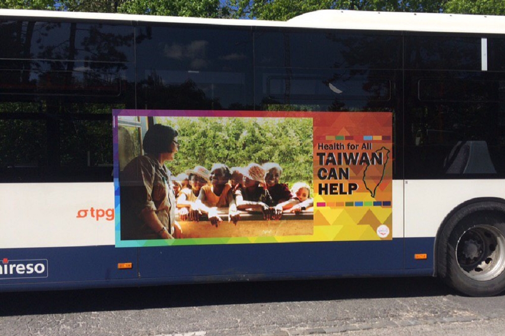 外交部為向國際社會表達台灣爭取參與WHA訴求，在日內瓦公車刊登廣告，可看印有Taiwan Can Help的標語。（外交部提供）