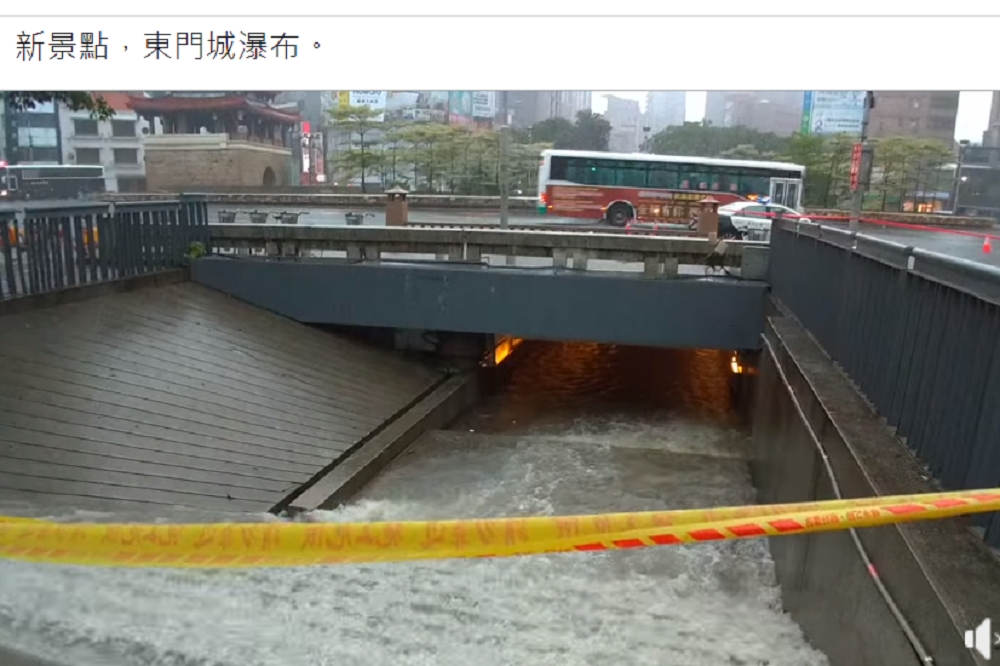17日中央氣象局針對桃竹地區發布大雷雨警報，瞬間的降雨使得新竹多處淹水，東門城的樓梯被大水灌入，成為大瀑布。（圖片取自網友臉書）