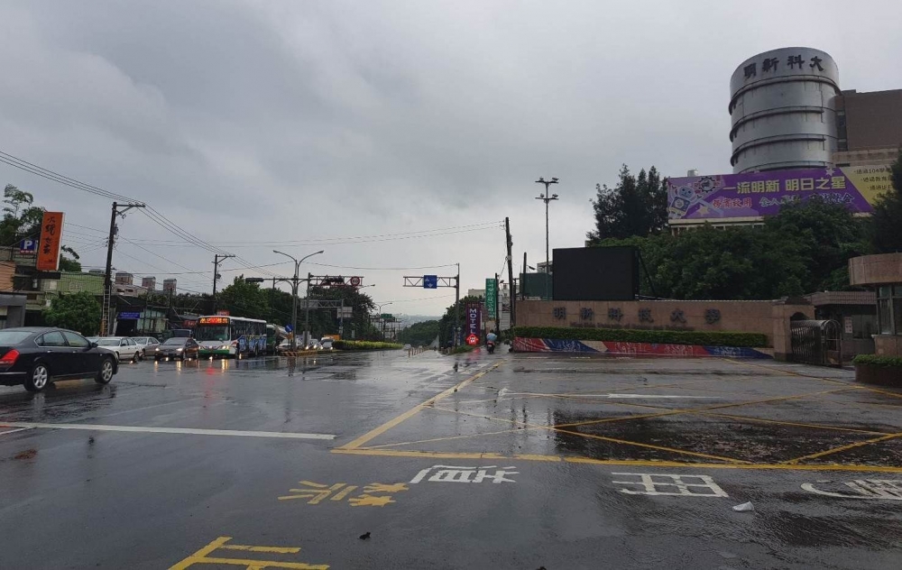 17日受大雷雨影響，在新竹的明新科技大學宣布停課。（圖片取自明新科大臉書粉專）