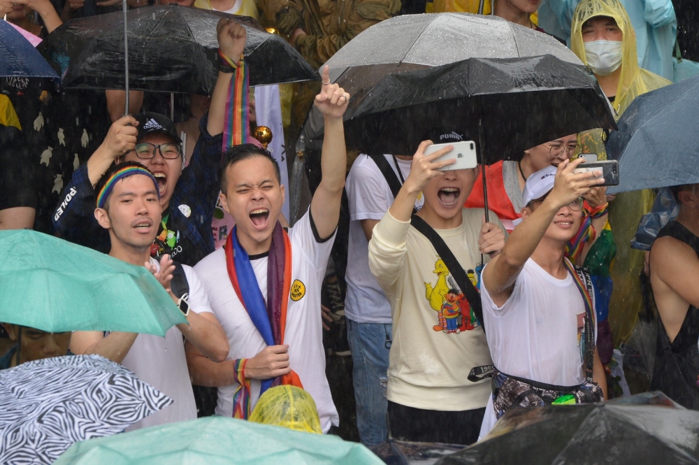 立法院17日表決同婚專法，當最具爭議的關鍵第4條通過，場外暴雨中的群眾頓時一陣歡聲雷動、相擁而泣，宣告台灣同志權利進入新的里程碑。（攝影：李智為）