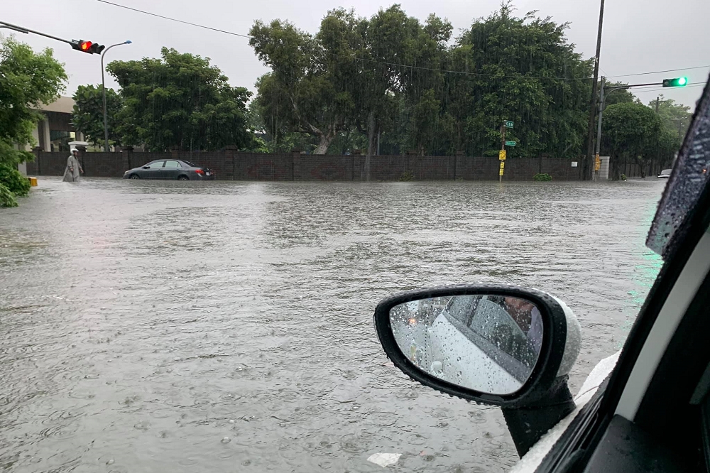 17日豪雨導致新竹多處馬路嚴重淹水。（圖片取自網友臉書）