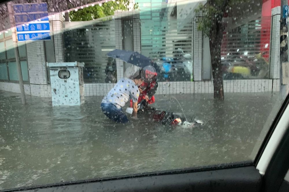 17日新竹暴雨導致多處嚴重積水。（圖片取自網友臉書）