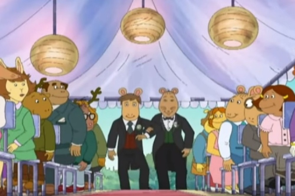 美國公視招牌卡通《亞瑟小子》出現同性結婚畫面，為開播23年來首見。（取自影片）