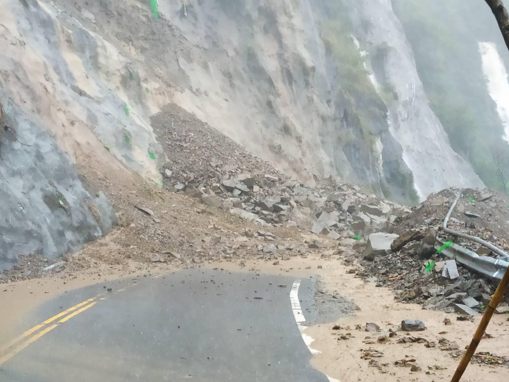 18日上午，阿里山公路78.3k 坍方，導致雙向交通中斷。（圖片截自臉書「綠豆嘉義人」粉專）