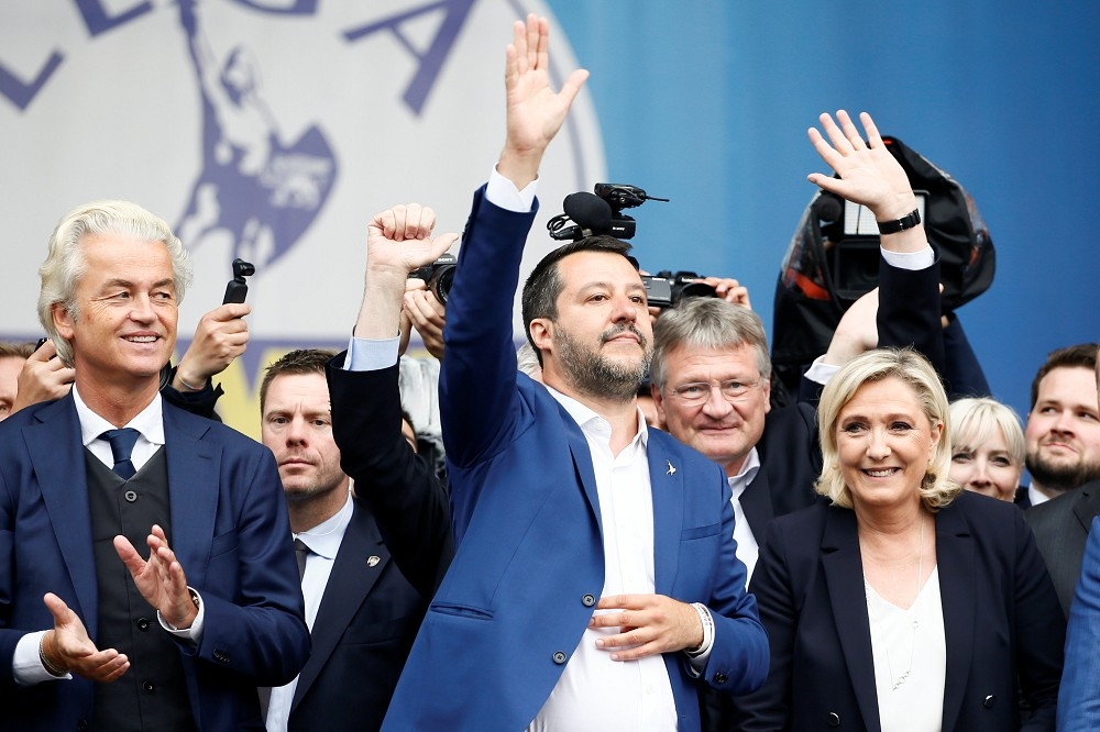 荷蘭自由黨主席威爾德斯（左）、義大利「聯盟」黨主席薩爾維尼（中）、法國「國民聯盟」主席勒潘（右）與歐盟右翼盟友18日齊聚義大利米蘭。（湯森路透）