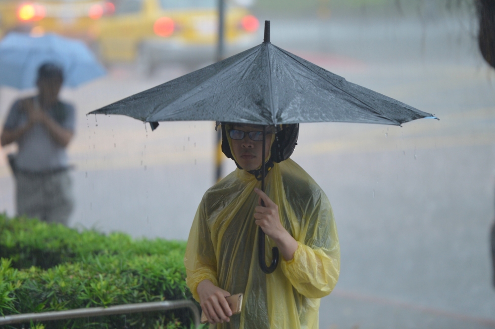 水利署上午9點針對新北市淡水、三芝、八里區，發布一級淹水警戒；台北市北投區、桃園市蘆竹跟大園區列為二級淹水警戒。（攝影：李智為）