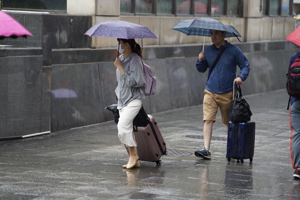 20日豪大雨狂襲北台灣，雙北雨量更是已突破220毫米，桃園機場也受大雨影響，多班航班異動。（攝影：李景濤）
