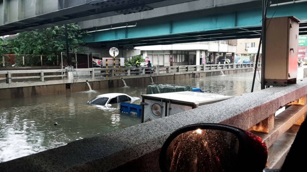 20日全台各地遭到大雨侵襲，各地傳出淹水災情，3部自小客、小貨車在台中南區的林森路與國光路口地下道慘遭滅頂。（取自爆料公社）