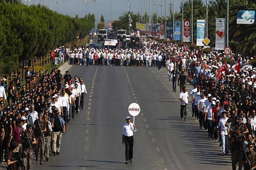 土耳其主要反對黨「共和人民黨」黨魁奎里達歐魯9日率眾抵達伊斯坦堡。（湯森路透）