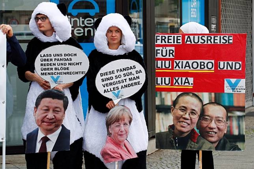 人權組織在G20峰會期間於漢堡抗議，要求領導人對習近平提出釋放劉曉波的要求。（湯森路透）