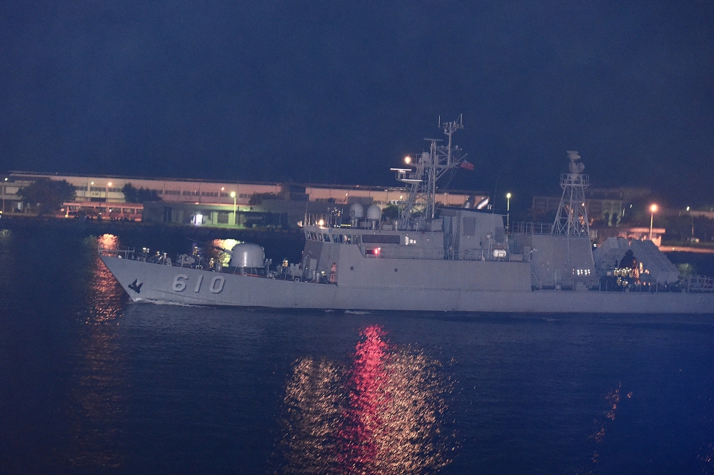 21日晚間由錦江艦緊急出海從中正基地緊急出海演練揭開序幕。（攝影：張哲偉）