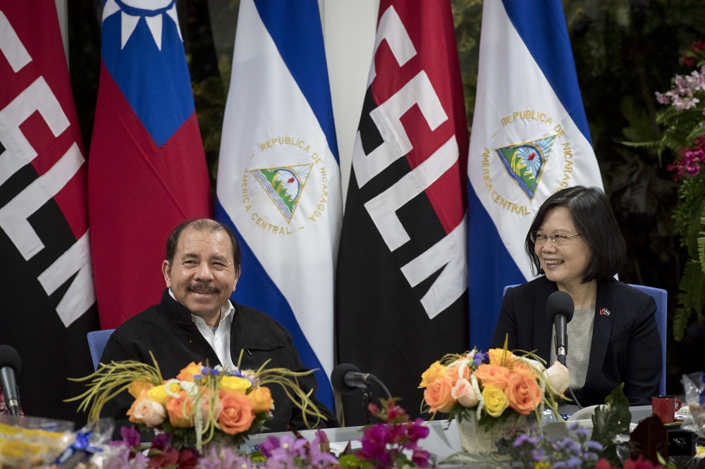友邦尼加拉瓜在外交上持續曖昧，今年WHA上也未提案聲援台灣。圖為尼加拉瓜共和國奧德嘉總統與蔡英文總統。（總統府提供）