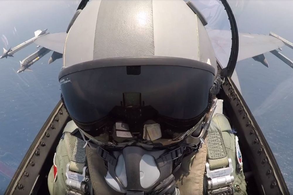 國防部「東部海域戰備任務訓練」22日上午在花蓮外海舉行，軍方媒體「軍聞社」自F-16戰機駕駛艙的視角，捕捉到戰機發射響尾蛇飛彈的瞬間。（軍聞社提供）