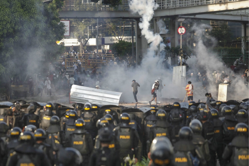 雅加達中部21日晚間，大批不滿官方總統得票結果的民眾上街抗議。（美聯社）