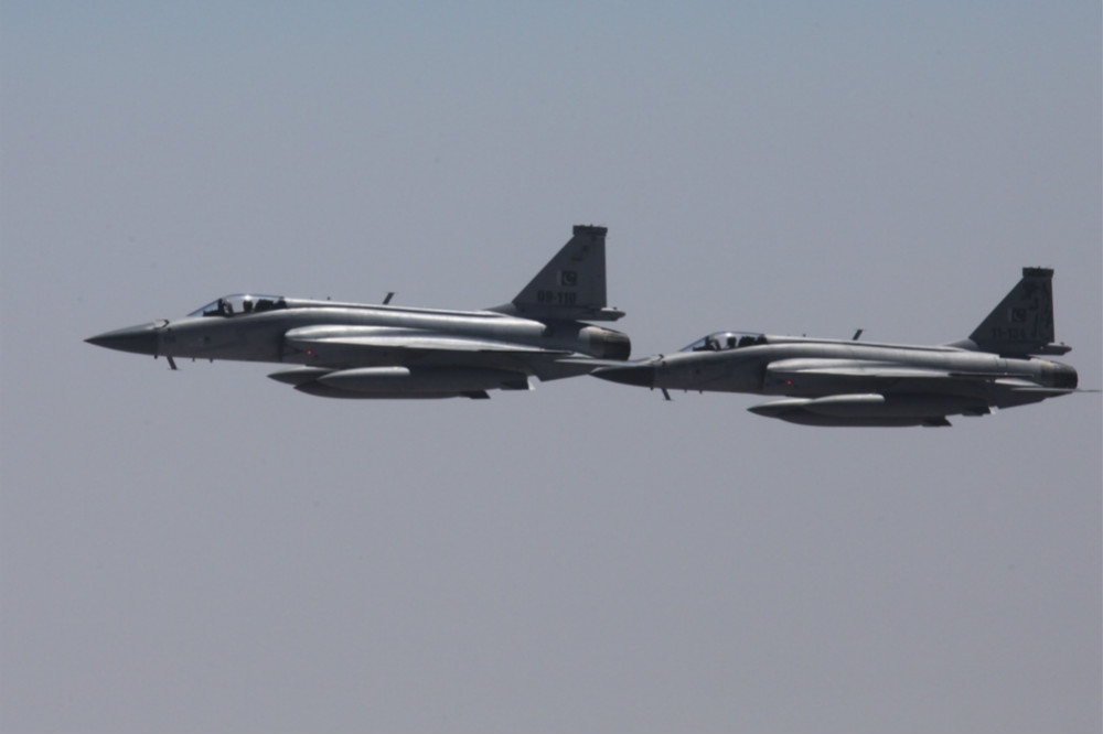 兩架巴基斯坦梟龍戰機，護送來訪的李克強專機。（中新社）