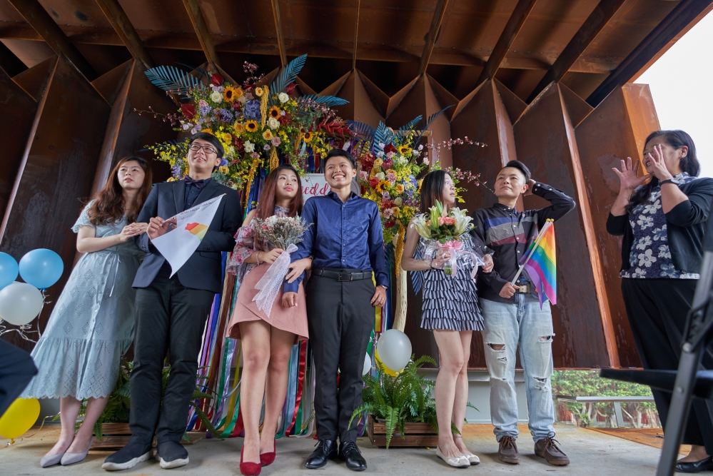 圖說：今日幸福盒子的結婚派對現場，由新竹市副市長沈慧虹替到場的三對新人證婚。(圖片來源:新竹市政府)