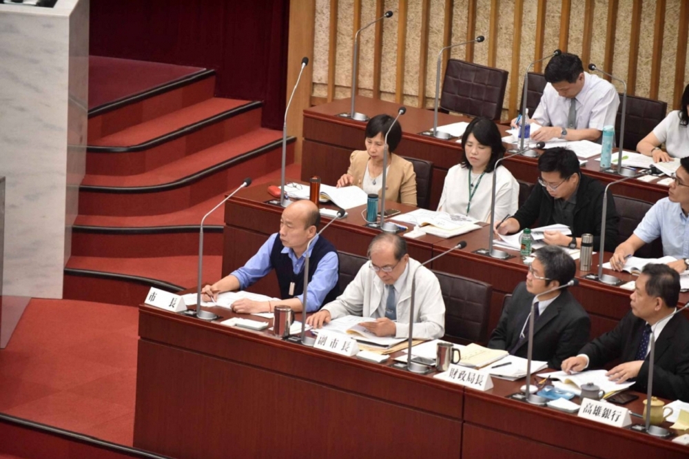 韓國瑜24日在市議會總質詢時指出，一名中央高級長官成立「打韓小組」，每星期在旗山舉行會議。（高雄市政府提供）