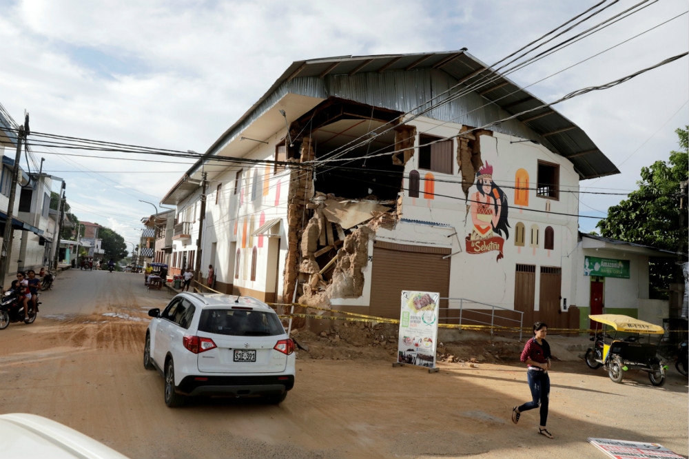 秘魯北部26日發生強震，當地一棟建築嚴重損壞。（湯森路透）