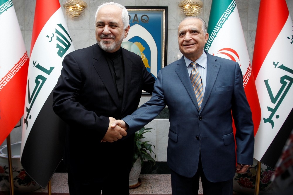 伊朗外長札里夫（左）、伊拉克外長哈金（右）26日於伊拉克巴格達會面。（湯森路透）