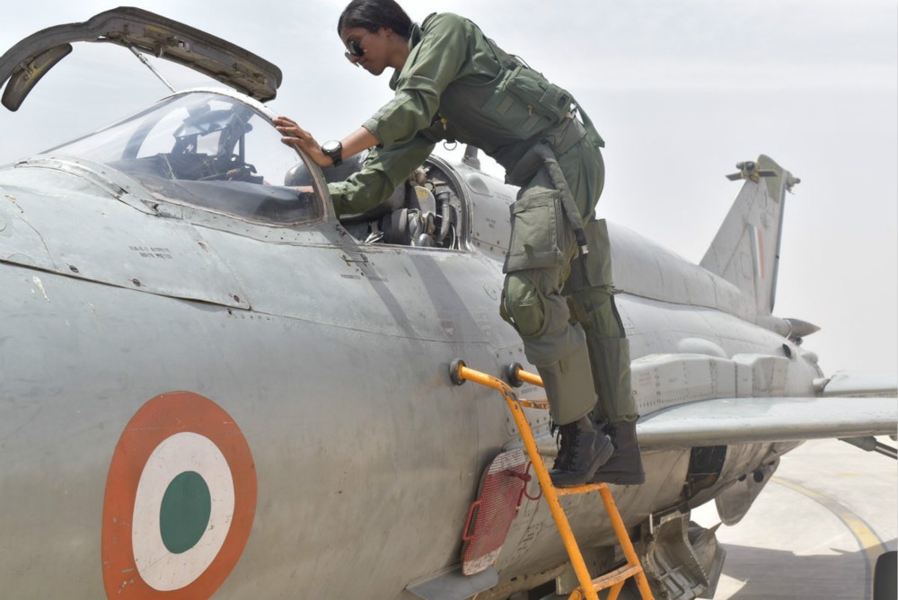 整理米格21戰機駕駛艙的女性飛官芭瓦娜。（圖片取自印度空軍）