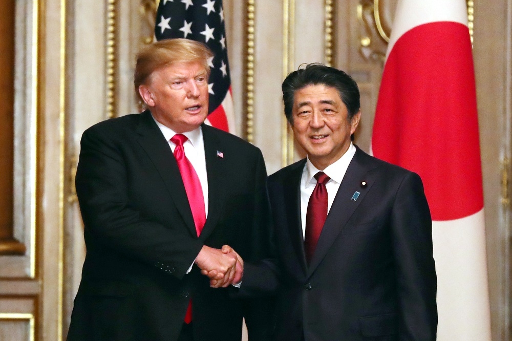 美國總統川普與日本首相安倍晉三，在雙方任期內第11度舉行會晤。（湯森路透）