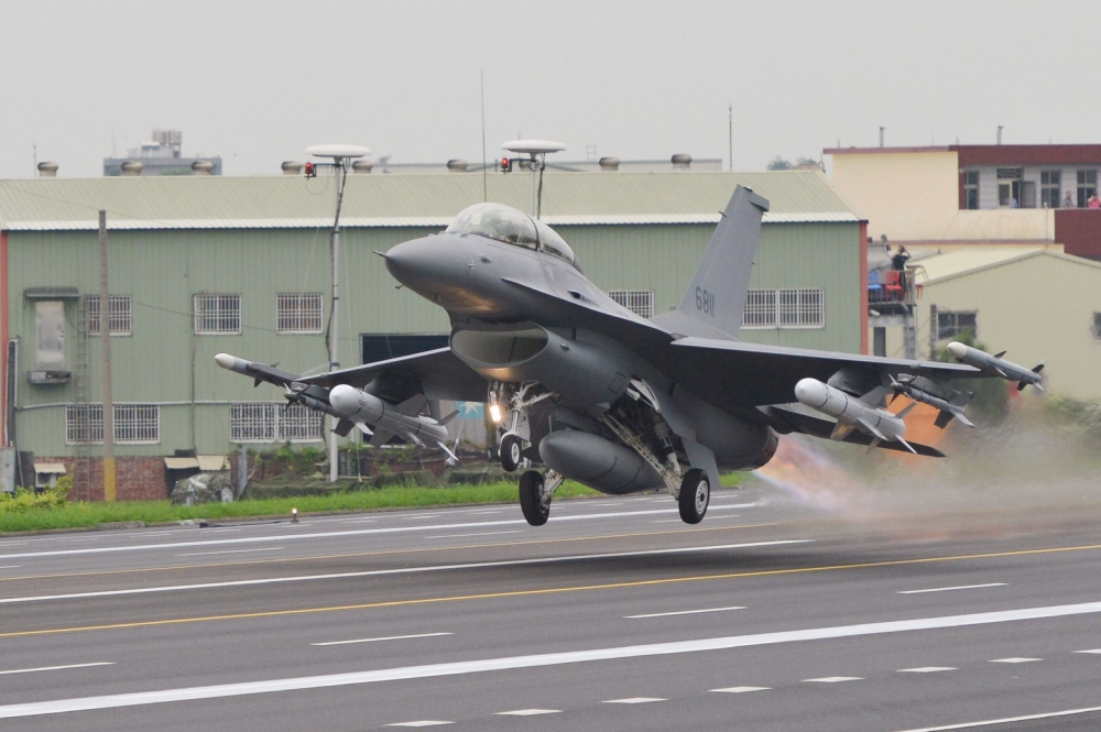 漢光三十五號演習，空軍F-16V於28日晨降落在彰化戰備道，這也是改裝交機後首次公開展示於國人面前。(攝影：李智為)