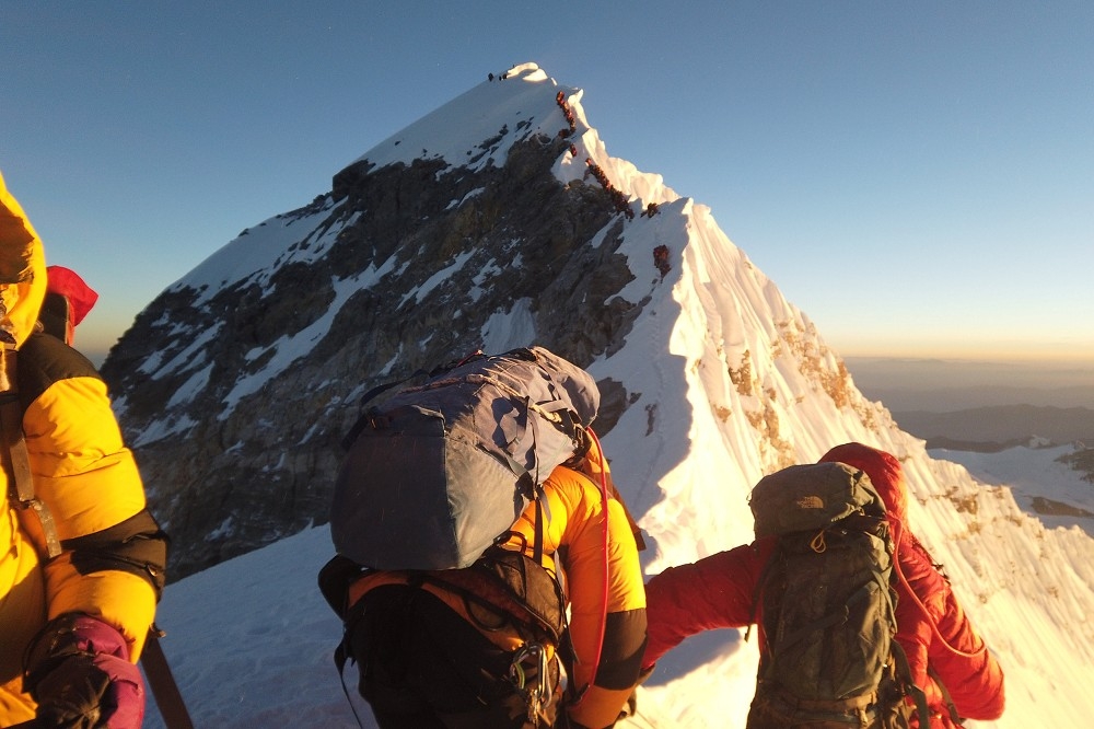 挑戰聖母峰的全球登山客絡繹於途。（湯森路透）