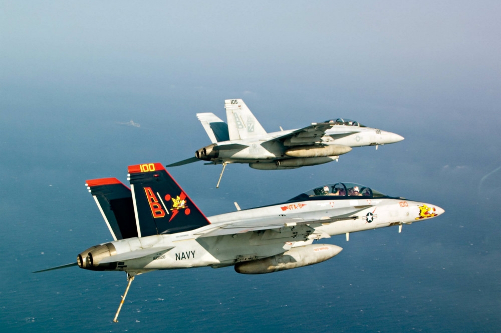 兩架隸屬於VFA-11中隊的「超級大黃蜂」戰機。（圖片取自美國海軍）