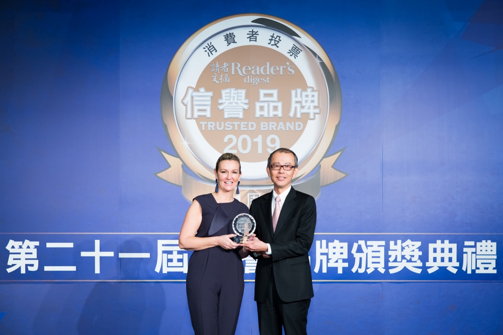 台灣人壽榮獲「2019信譽品牌獎」保險公司類金獎，由台灣人壽行政管理處副總經理周進展（圖右）出席代表領獎。（圖片來源：台灣人壽）