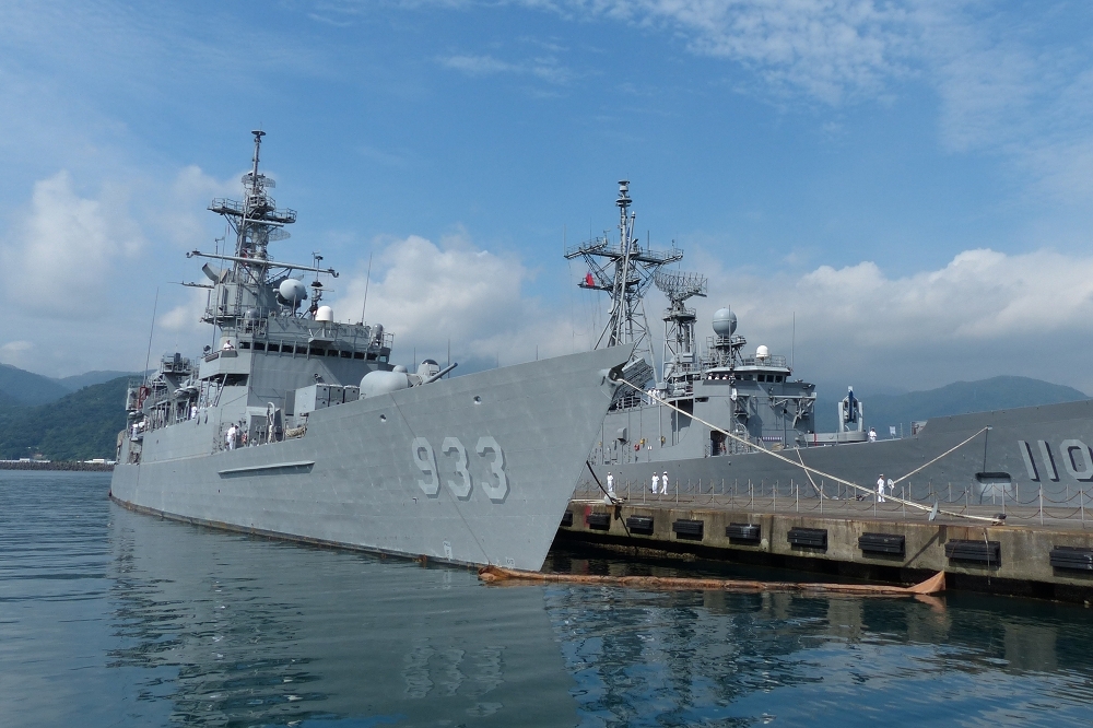 29日海軍爆出933鳳陽艦艦長上校之性醜聞，所帶領的「933鳳陽艦（FFG-933）」是台灣海軍屬於海軍級別中的「濟陽級」巡防艦，為台灣海軍重要軍艦之一。（圖片由玄史生提供，來自維基百科）