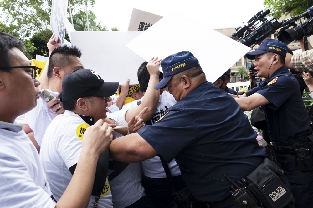 Uber業者不滿行政院修法結果，29日下午赴政院按喇叭抗議，與警方爆發肢體衝突。（攝影：陳沛妤）