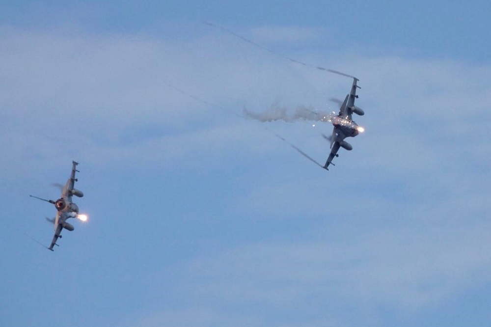 國軍漢光35號演習在屏東枋山鄉滿豐射擊場實施「聯合灘岸殲敵作戰實彈射擊」，空軍F-16戰機投彈後發射火焰彈。（攝影：李景濤）