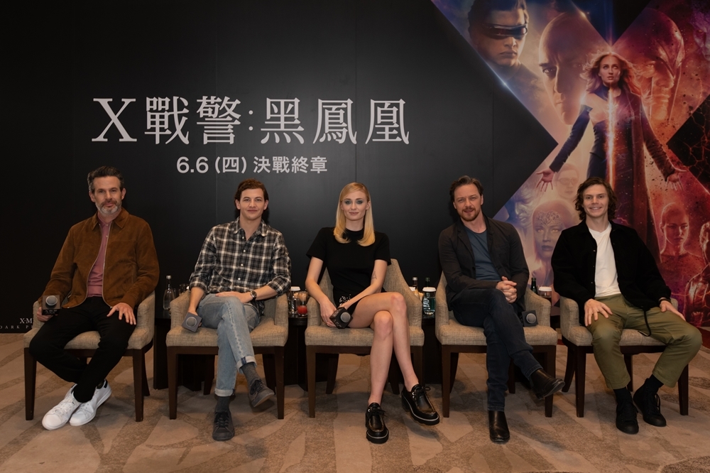 《X戰警：黑鳳凰》導演賽門金柏格（左至右）、演員泰謝瑞丹、蘇菲特納、詹姆斯麥考維、伊凡彼德斯（福斯提供）