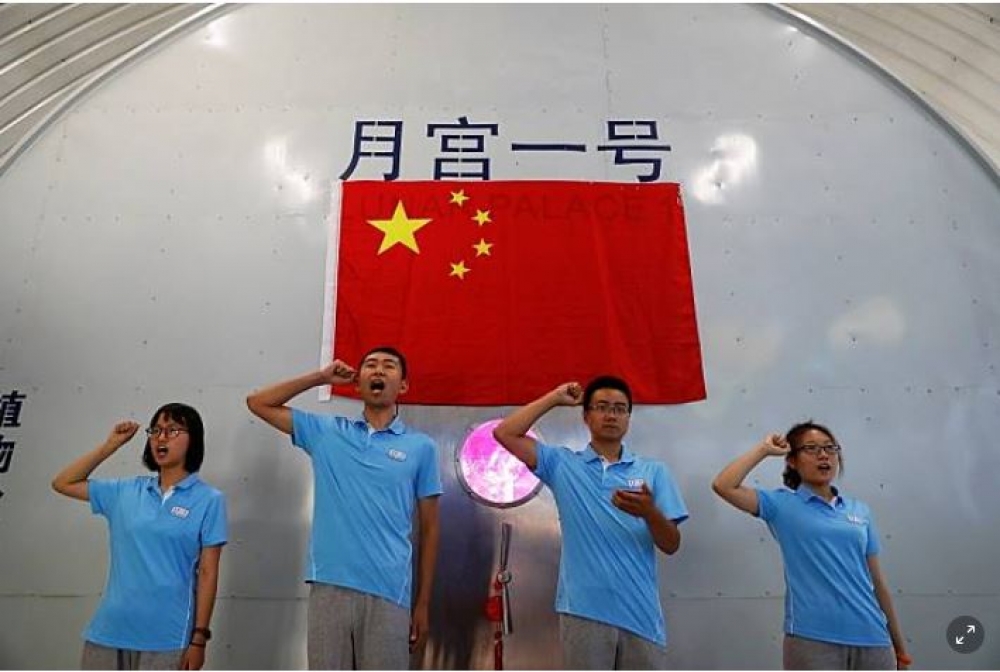 4名北京大學學生在進入月宮一號前在艙門外合照。（湯森路透）