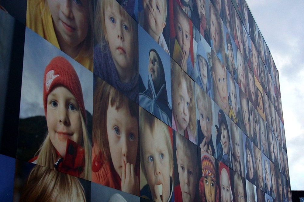 雷克雅維克市中心的一面牆上佈滿了兒童的照片（2008 © Dion Photo , Icelandic Children 1 @ Flickr, CC BY-SA 2.0.）