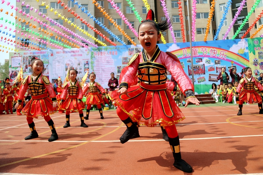 中國慶祝「六一」兒童節，青海的一處幼兒園讓小朋友跳舞表演。（中新社）