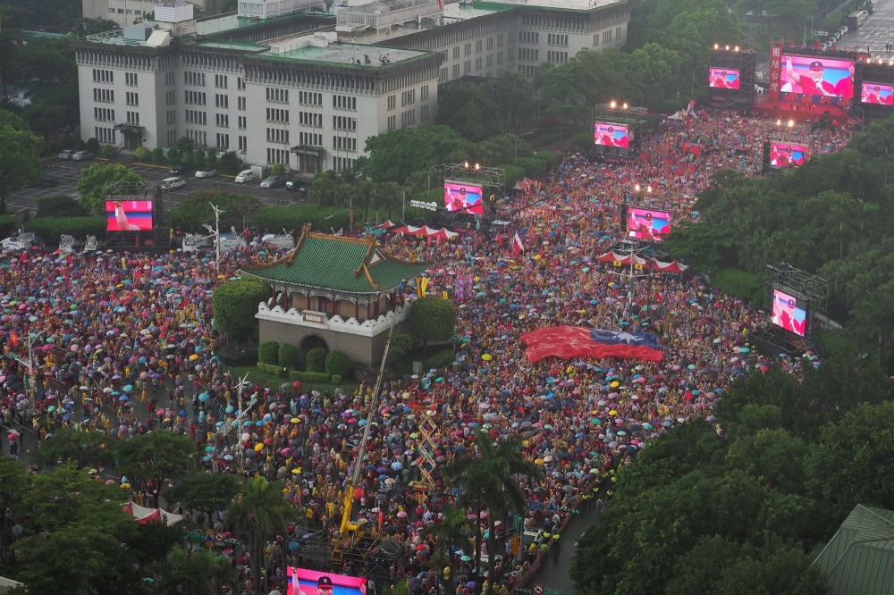 挺韓團體1日在總統府前凱達格蘭大道舉辦「決戰2020—贏回台灣」造勢大會，即便天公不做美下起大暴雨，但40萬韓粉群眾熱情不減，(攝影：張家銘)
